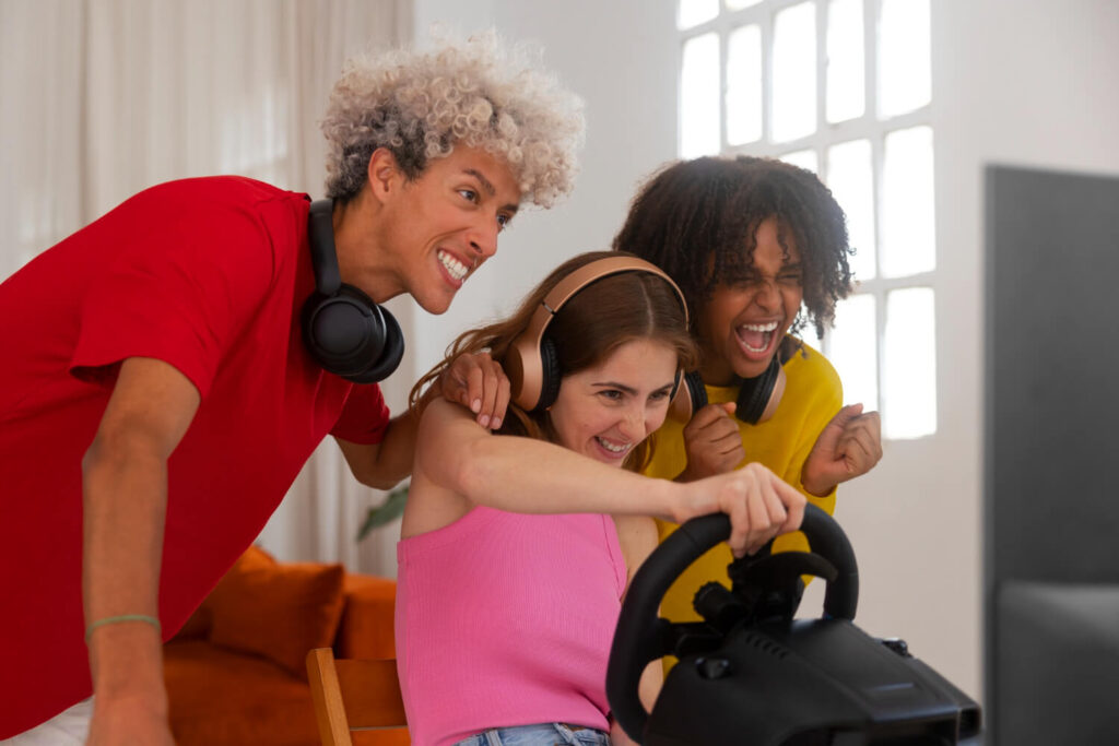 Família sorridente com duas crianças em momento de lazer na Psicokids ABC, exemplificando a regulação emocional e harmonia na infância.